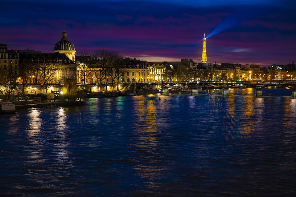 Подстветка фасадов ночью в Париже