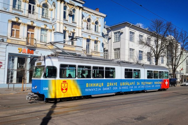Вагон Be 4/6 Mirage №339 "Трамвай подяки" на вулиці Соборній. Березень 2022 року. Автор фото Валерій Старжинський