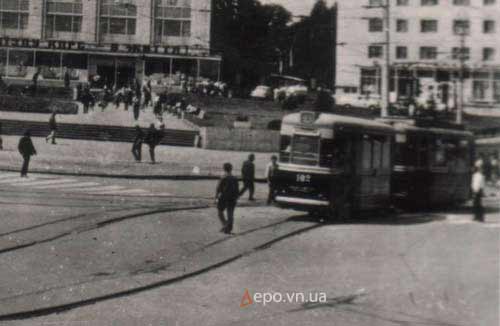 Поезд Gotha 101+102 на площади Гагарина. Снимок 1972 года.