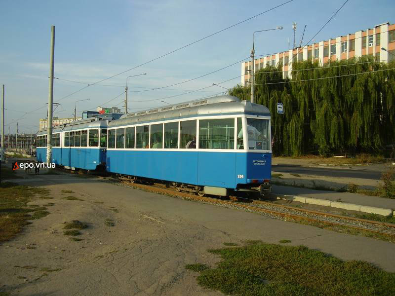 Поезд «Мираж» №256 на улице Кирова. Сентябрь 2009.