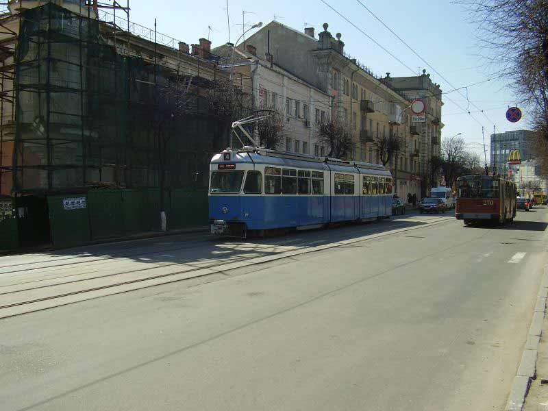 Вагон «Мираж» №261 на центральной улице. Следует по маршруту №4 на ж/д вокзал. Апрель 2009.