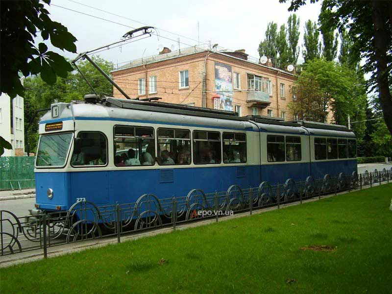 Вагон «Мираж» № 273 на улице Пирогова, следует по маршруту №1. Июнь 2009.