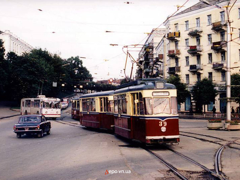 Поезд Гота 39+40 на площади Гагарина. 1978 год