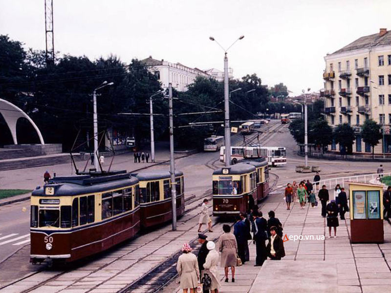 На фотоснимке сцепка на площади Гагарина (слева).