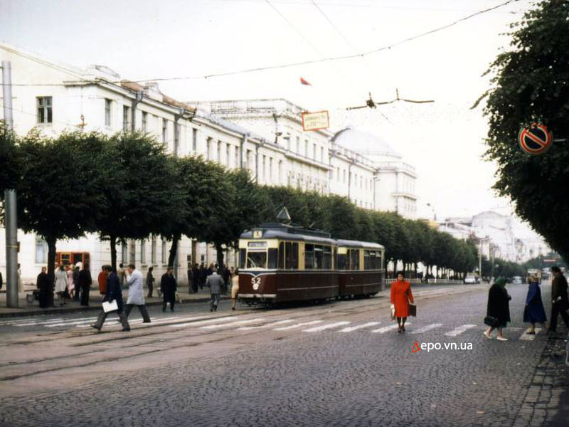 Фото – поезд №№ 52+53 на улице Ленина. 1978 год.